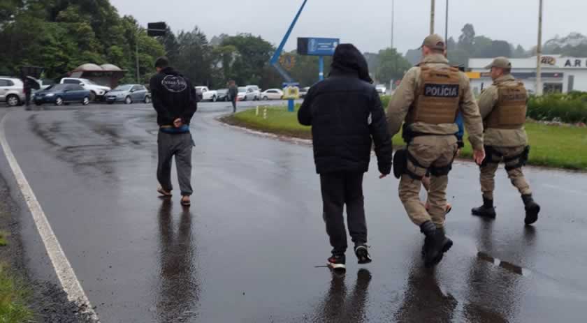 Com maconha nos bolsos, homens fazem "L", provocam manifestantes e causam confusão no Trevo da cidade