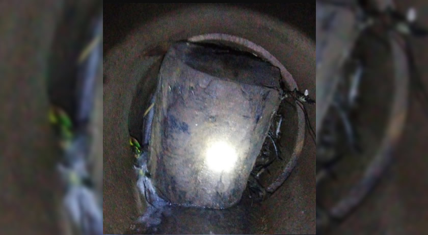 Equipe da Prefeitura de Maravilha encontra tronco gigante em tubulação de drenagem de água no centro da cidade