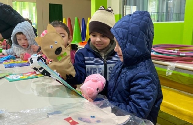 Materiais pedagógicos, brinquedos e materiais esportivos são entregues