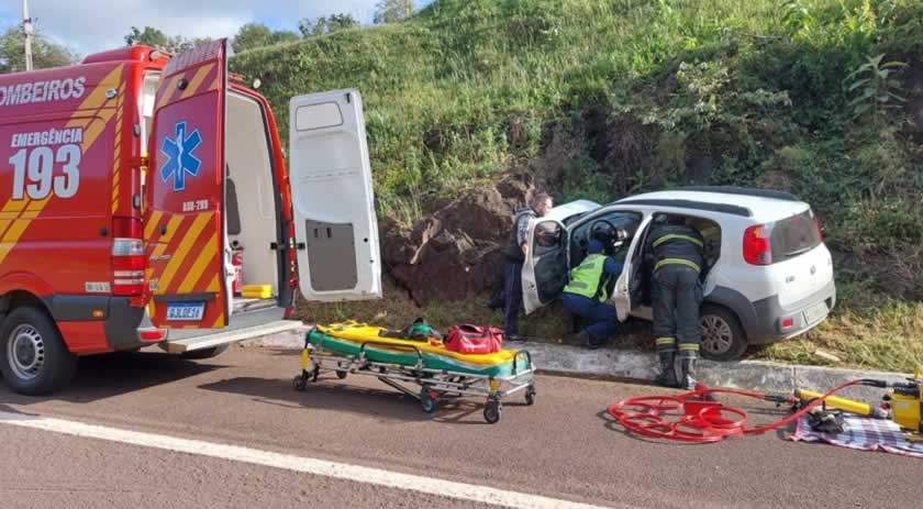 Veículo sai de pista e colide em paredão de pedras na BR 282,