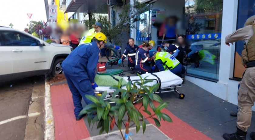 Veículo invade calçada e atropela pedestres no centro
