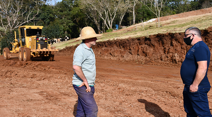 Secretário de Agricultura de Guaraciaba acompanha obras nas propriedades do interior