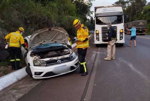 Três mulheres são conduzidas ao hospital após acidente entre carro e caminhão