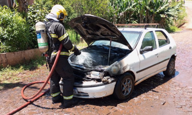 Bombeiros controlam fogo em veículo