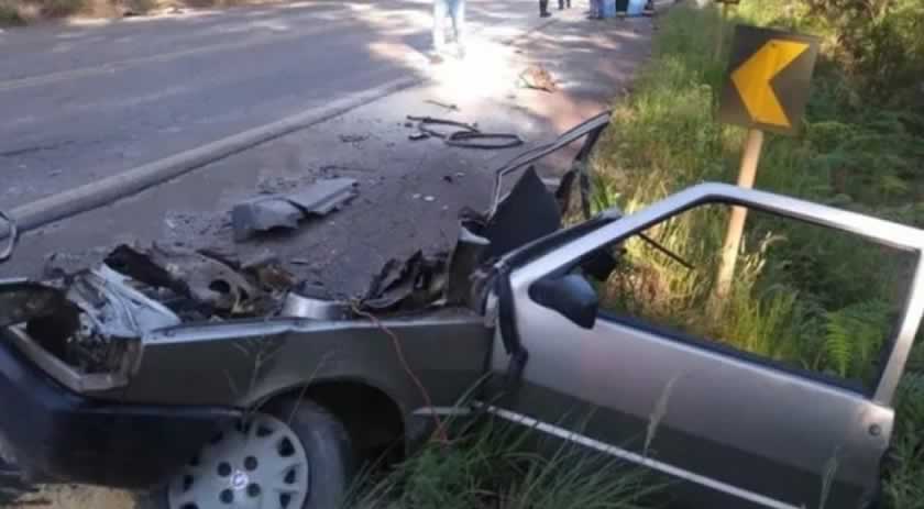 Carro parte ao meio após colidir com caminhão em SC e motorista morre
