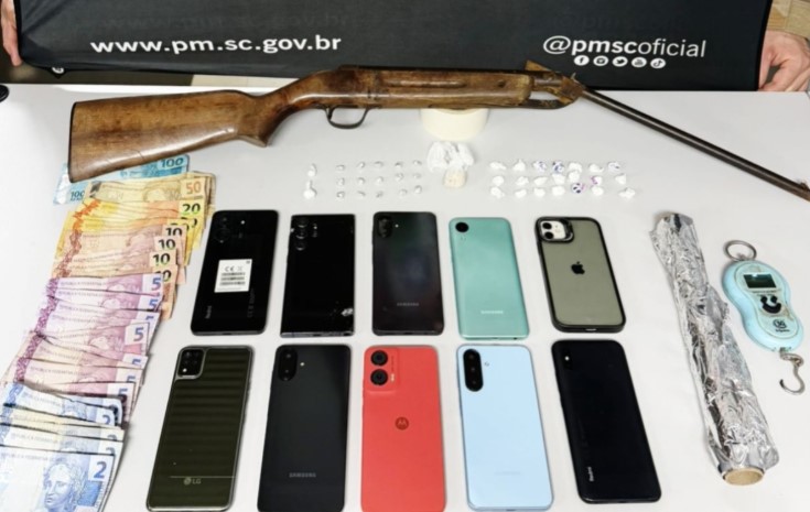 PM apreende cocaína e crack e prende três pessoas em operação contra o tráfico