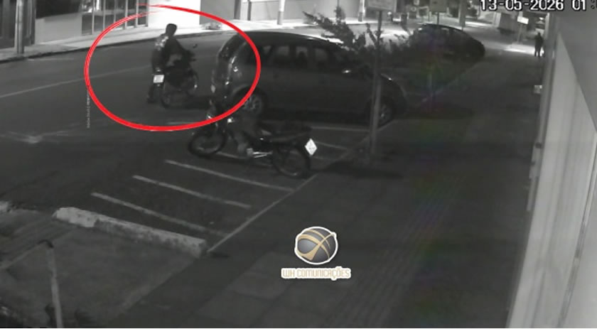 Câmeras flagram furto de motocicleta no centro