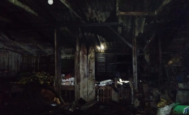 Incêndio em galpão mobiliza bombeiros no interior