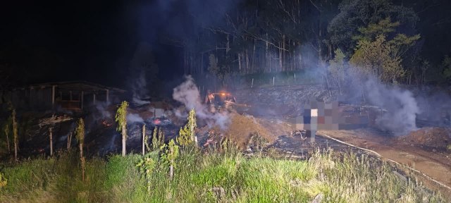 Em operação que durou 6 horas, bombeiros controlam incêndio em serraria no interior