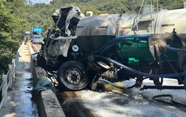 Colisão entre caminhões deixa dois feridos na BR-153 no Oeste de SC