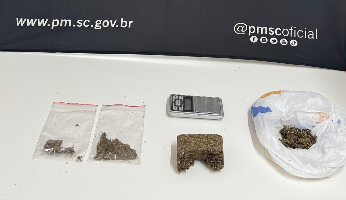 Adolescente é apreendido e dois são presos por tráfico de drogas