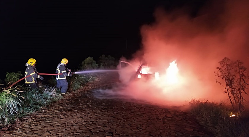 Veículo fica destruído em incêndio 