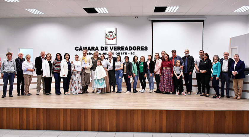 Vereadoras homenageiam professores de dança por conquista em festival nacional