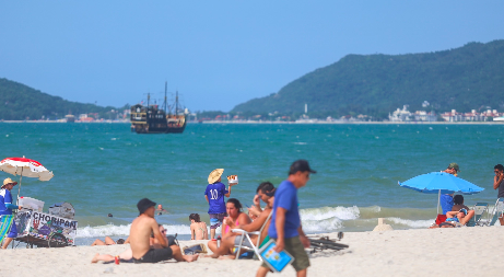 2,9 milhões de turistas visitaram SC durante a temporada de verão, afirma Estado