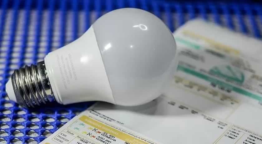 Dívidas de conta de luz e água caem após melhora do emprego, diz Serasa