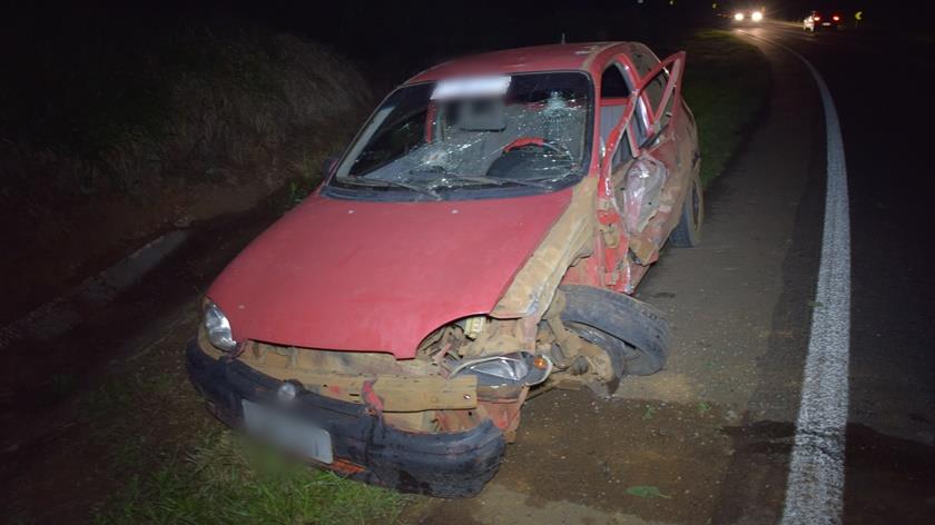 Automóvel fica destruído em colisão na BR 163