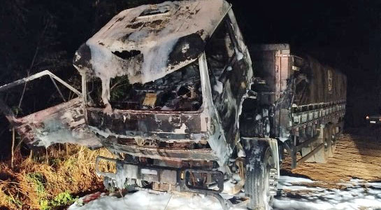 Incêndio em caminhão carregado de soja mobiliza bombeiros