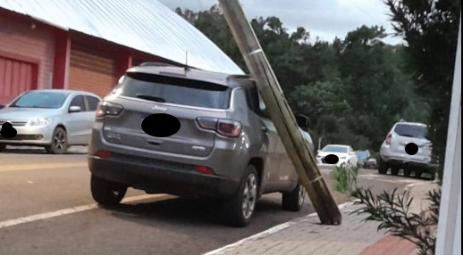 Vendaval com rajadas acima de 80 km/h causa estragos