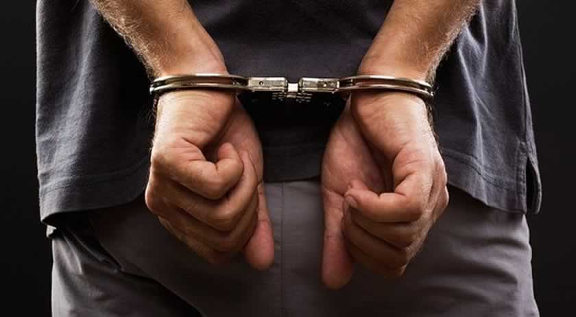 Homem embriagado e mostrando as partes íntimas é preso no centro