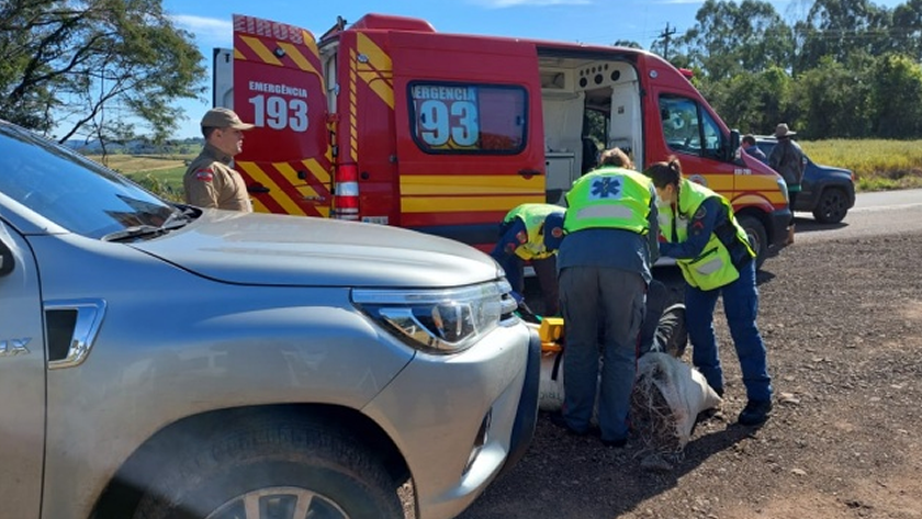 Idoso é socorrido pelos Bombeiros após cair de camionete em movimento