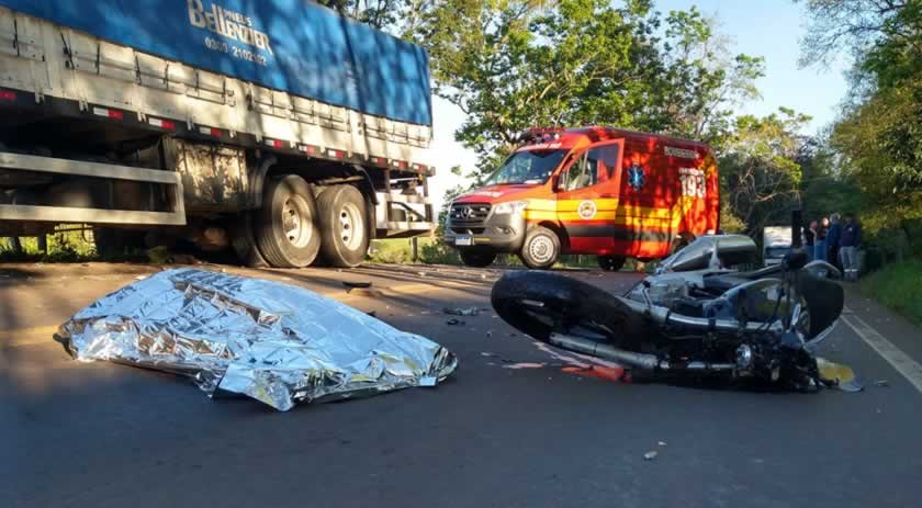 Motociclista de 47 anos morre em acidente envolvendo três veículos no Oeste