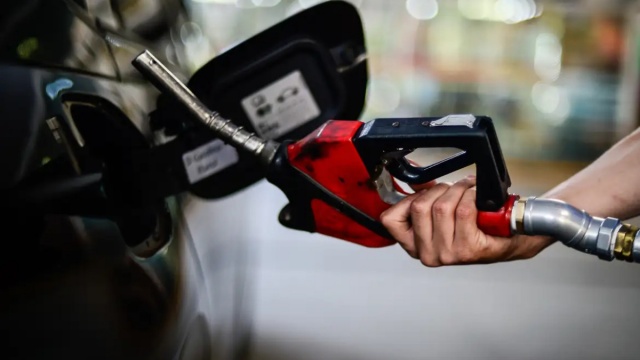 Motorista abastece carro e foge de posto de combustível sem pagar