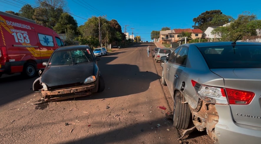 Condutora perde o controle ao desviar de buraco e colide contra veículo estacionado