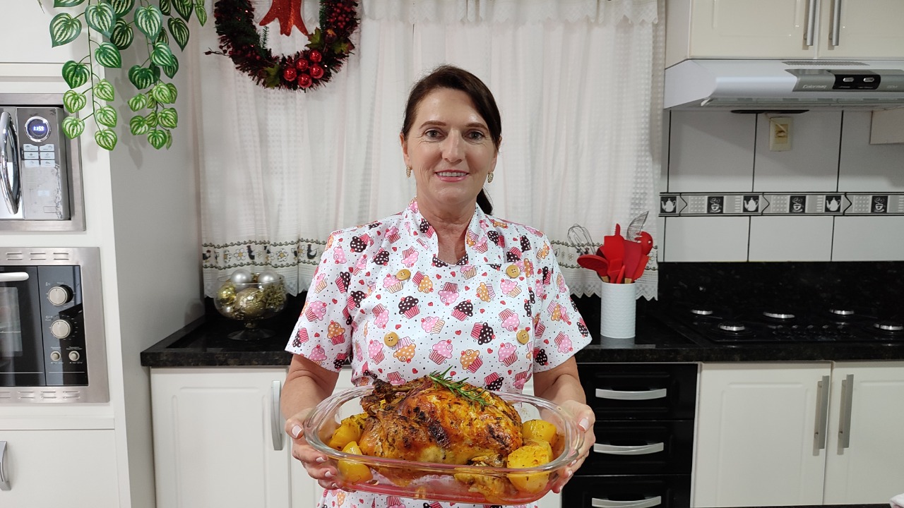 Dete ensina a preparar frango recheado assado no forno com batatas