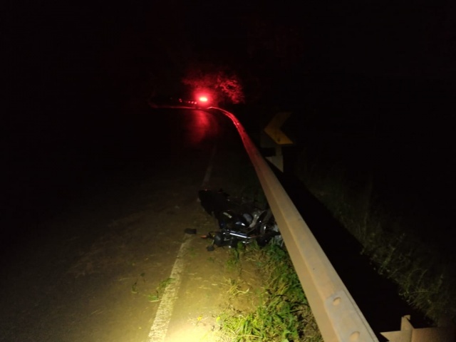 Saída de pista de motocicleta deixa dois gravemente feridos em Bom Jesus