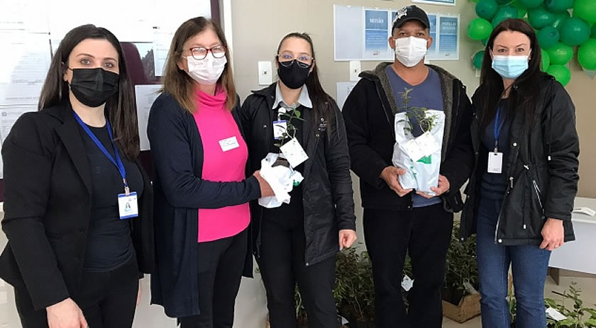 Em comemoração ao Dia da Árvore, Hospital Regional Terezinha Gaio Basso distribui mudas de plantas