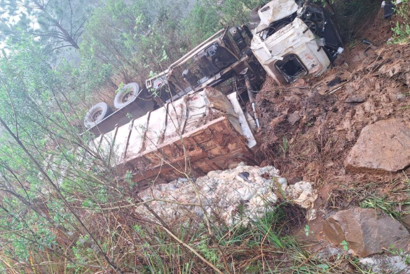Caminhoneiro fica ferido após tombar veículo na SC-464