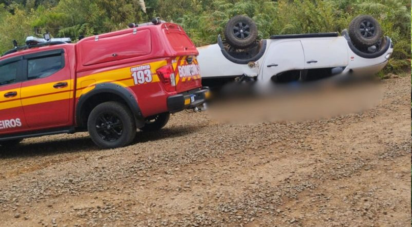 Criança morre esmagada após capotamento de caminhonete