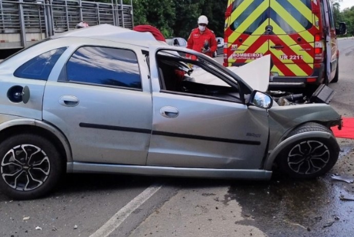Motorista morre em grave colisão entre carro e caminhão na BR-153