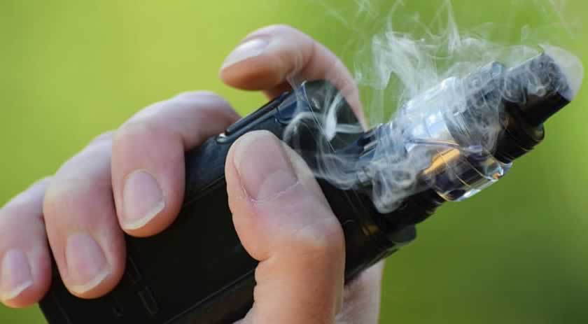 Fumantes de cigarros eletrônicos têm mais chance de ter sintomas de Covid; entenda