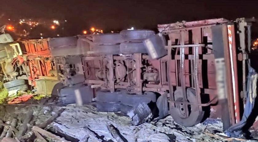 Motorista filma momento em que carreta tomba e explode