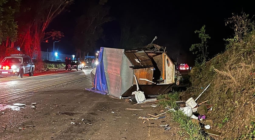 Motorista foge após acidente com reboque na BR-282
