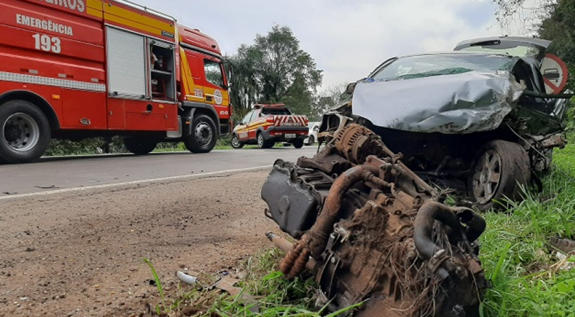 Mulher fica gravemente ferida em colisão frontal na BR-158