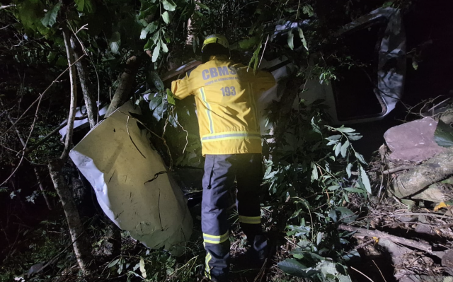 Carro despenca em ribanceira de 40 metros na BR-163 e jovem de 21 anos fica ferido