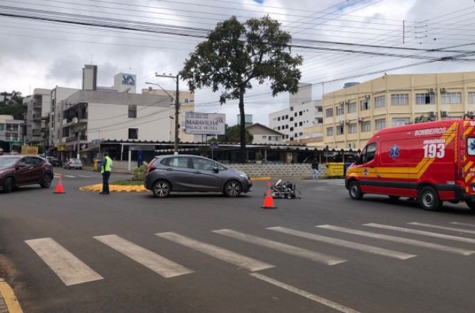 Bombeiros atendem colisão entre carro e moto em rótula no Centro