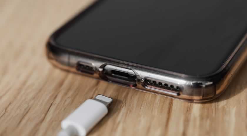 Usar o celular enquanto carrega é perigoso? Veja em quais situações é preciso ter cuidado