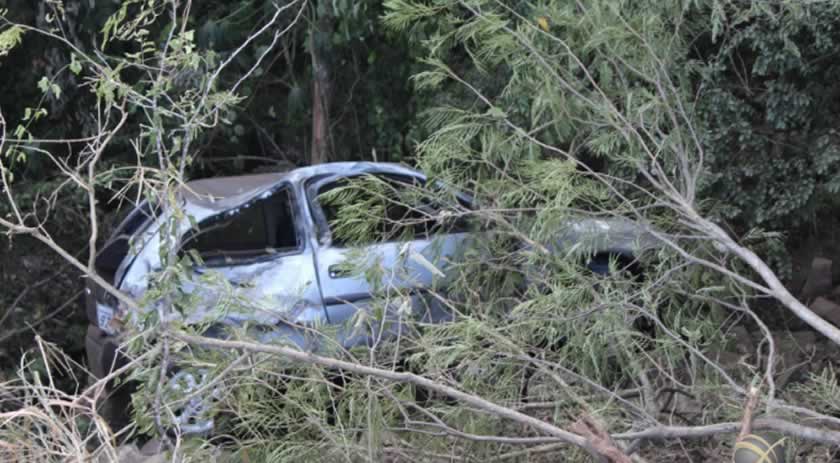 Mulher ferida em acidente entre carro e caminhão na BR 282