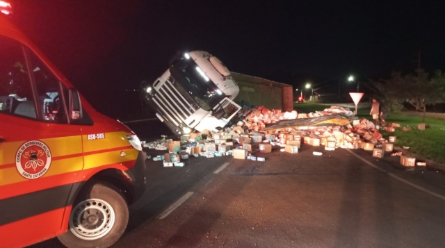 Caminhão carregado com caixas de leite tomba ne BR 282