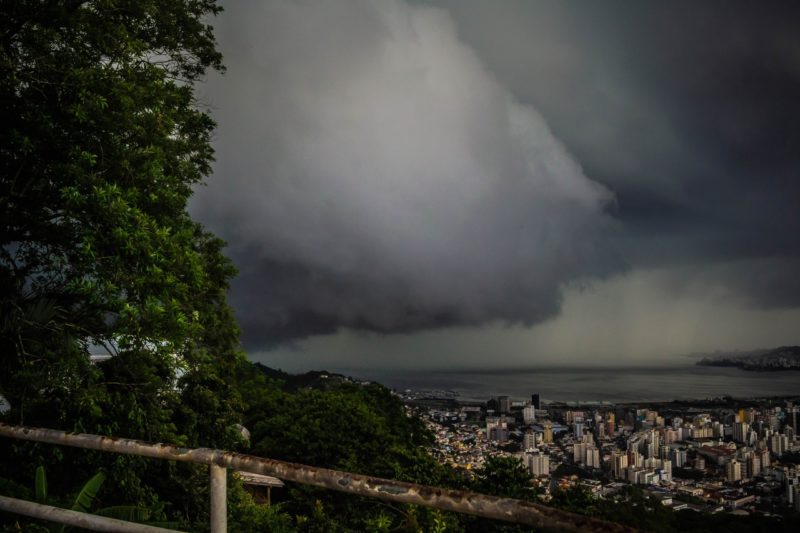 Defesa Civil emite novo alerta para temporais em SC