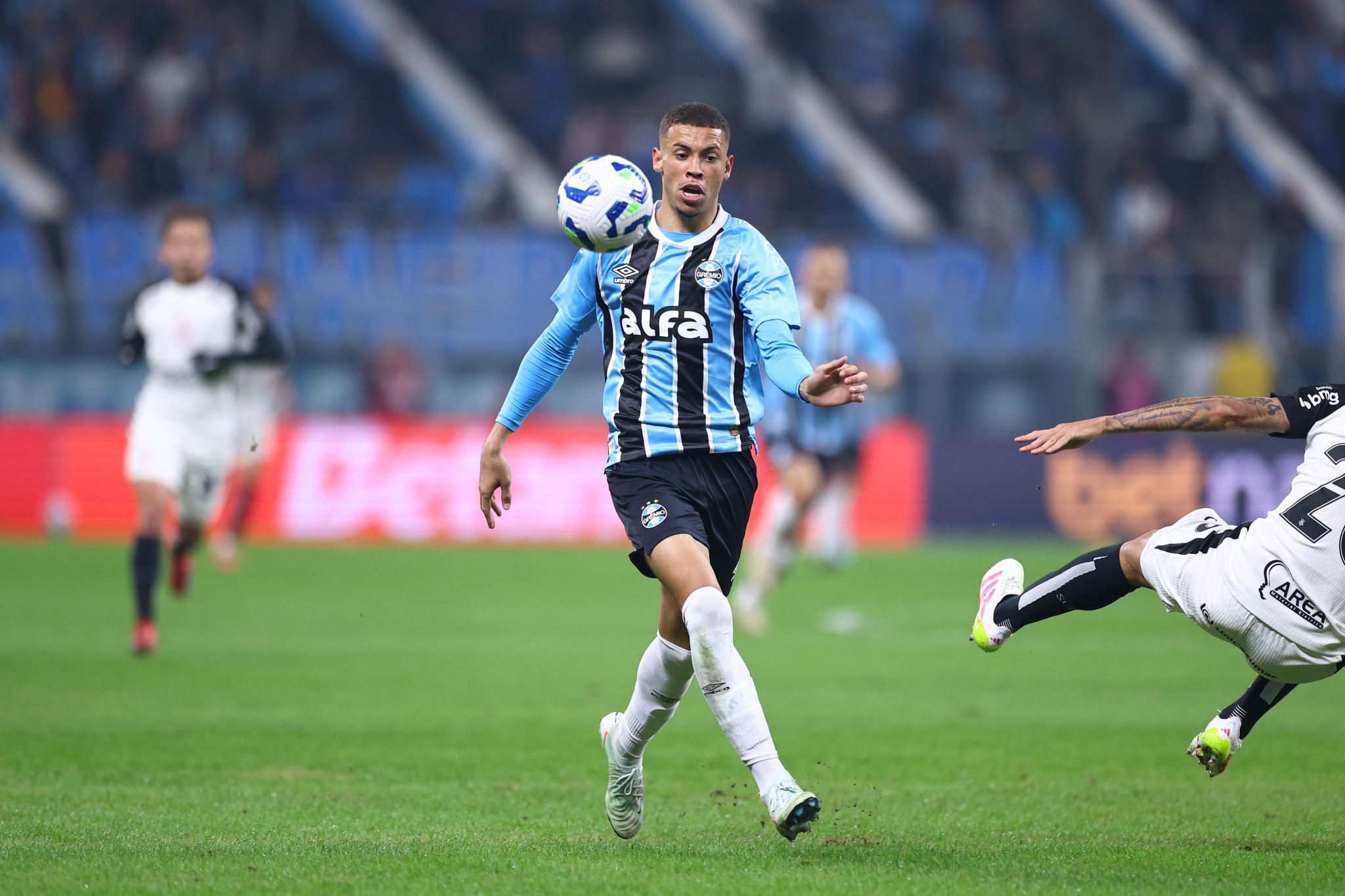 Em jogo de belos gols, Grêmio e Corinthians ficam no empate