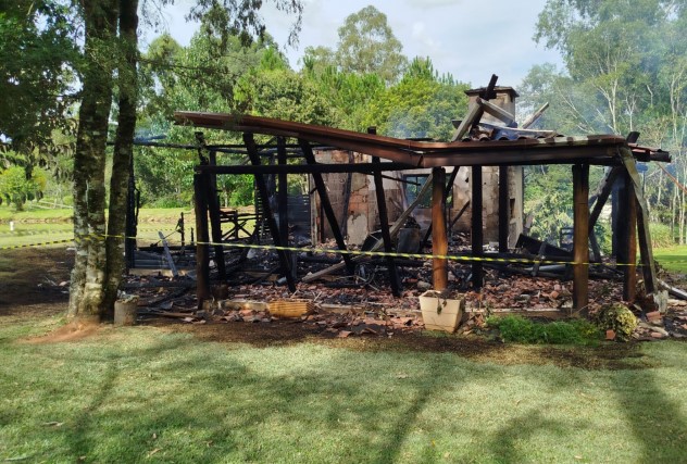 Incêndio destrói casa no interior