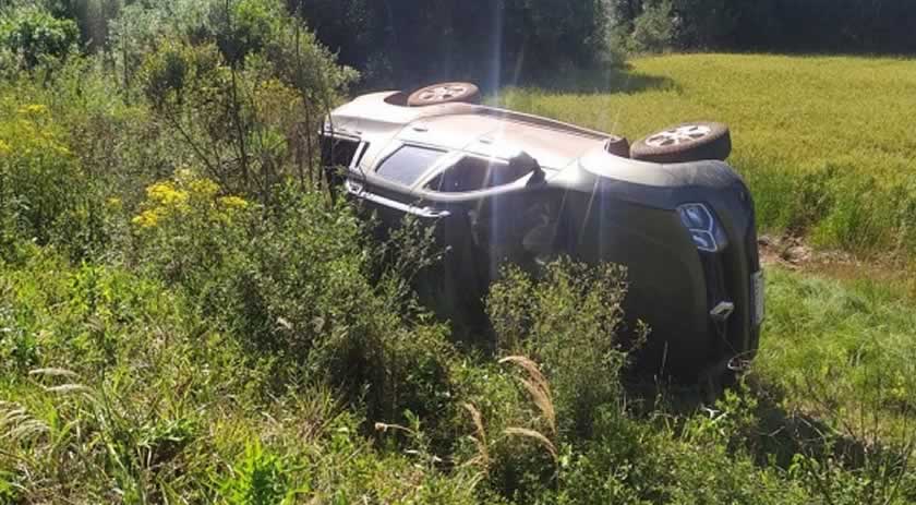 Veículo com 5 ocupantes capota na SC 305, em Campo Erê