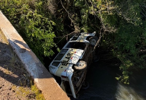 Kombi escolar que transportava nove crianças cai em rio