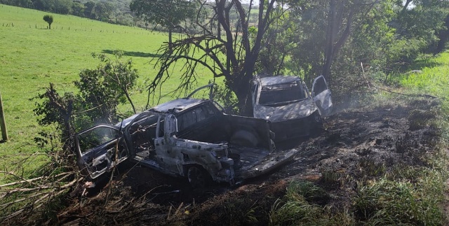 Três veículos se envolvem em colisão com princípio de incêndio na SC-283