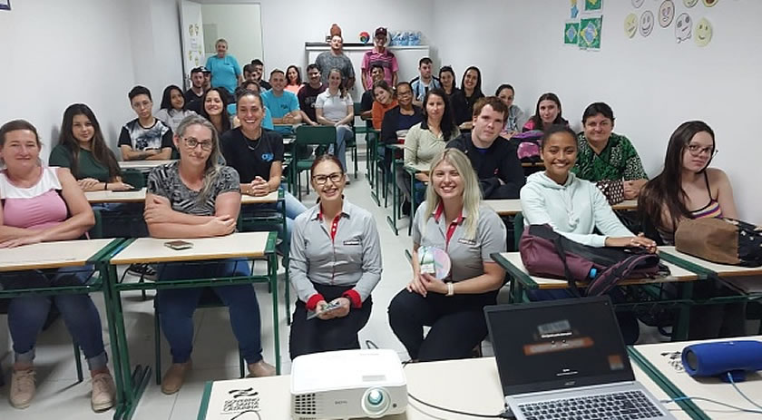 Alunos do Ceja participam de palestra sobre mercado de trabalho