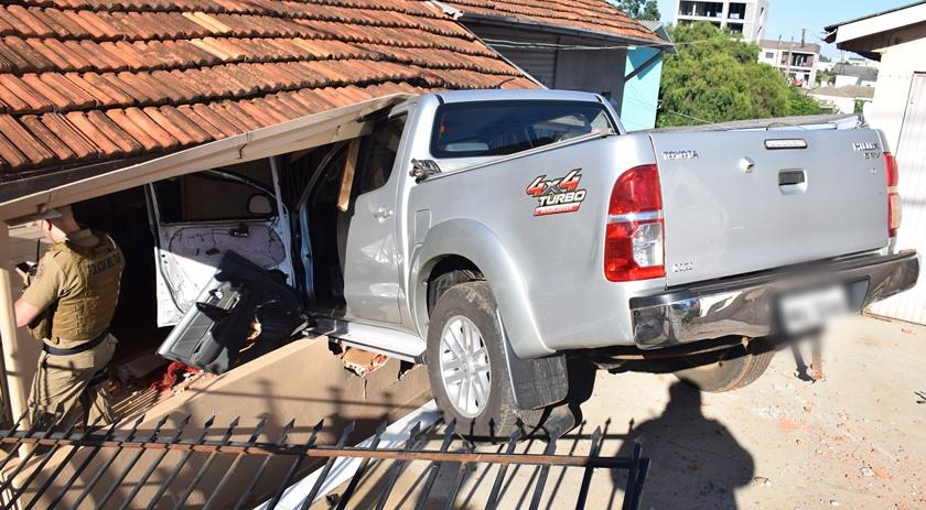 Caminhonete desgovernada invade residência no centro